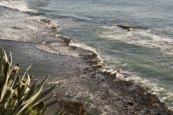 Ozean und Felsen bei Ebbe — Stockfoto