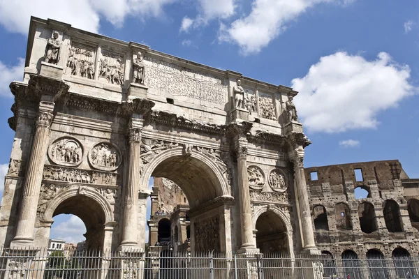 Bågen av Constantine och Colosseum eller Colosseum — Stockfoto