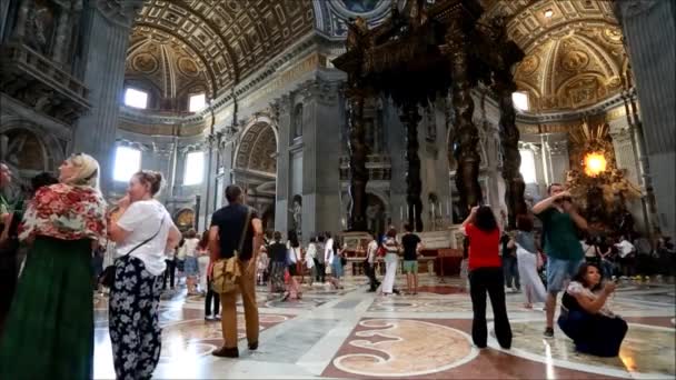 Saint Peter Bazilikası ziyaret — Stok video