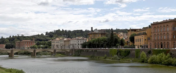 Floden Arno och Ponte delle Grazie — Stockfoto