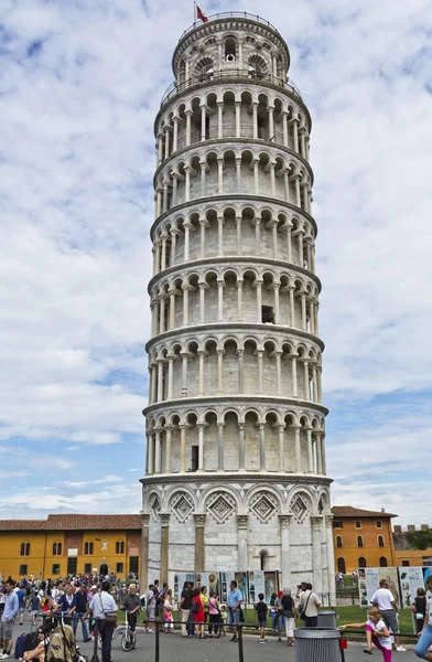 Lutande torn av pisa — Stockfoto