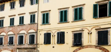 Lucca'daki yeşil pancurlar