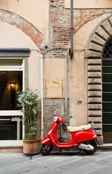 Lucca röda scooter — Stockfoto