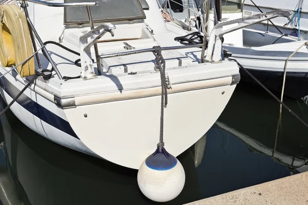 Segelboot im Hafen — Stockfoto