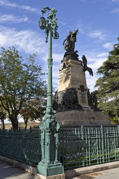 Segovia sokak lâmbası direği ve anıt Mayıs 2 için isyancılar — Stok fotoğraf