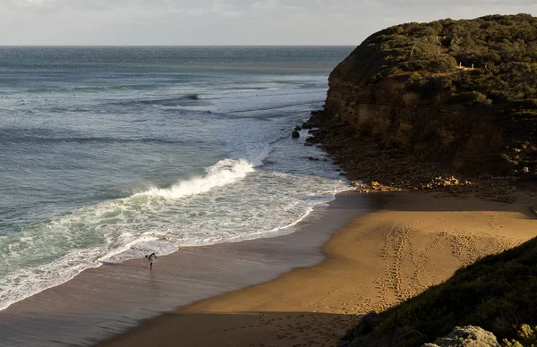 Одинокий серфер на Bells Beach — стоковое фото