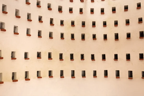 Blick auf den Taubenschlag im Inneren mit Reihen von Schubladen für die Vögel zum Nest — Stockbild Taubenschlag der Falknerei — Stockfoto