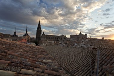 Gün batımında Toledo çatılarda
