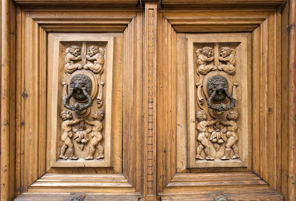 Détail d'une porte en bois à Tolède — Photo