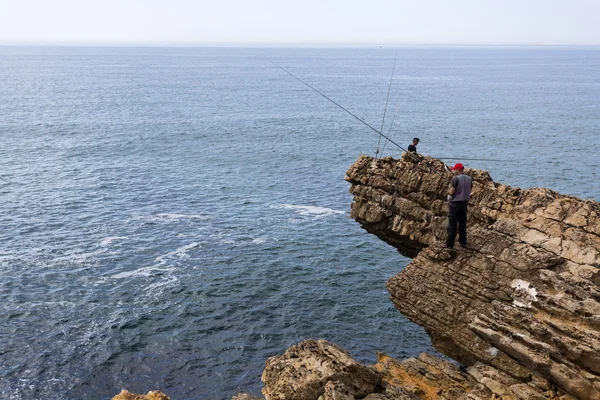 Pesca lungo la costa frastagliata, il 29 settembre 2015, a Guincho, Portogallo — Foto Stock