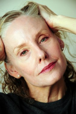 Kadın sarışın güzel ifadeler.