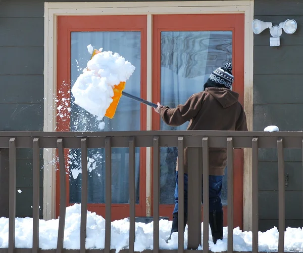 Madura hembra paleando nieve . — Foto de Stock