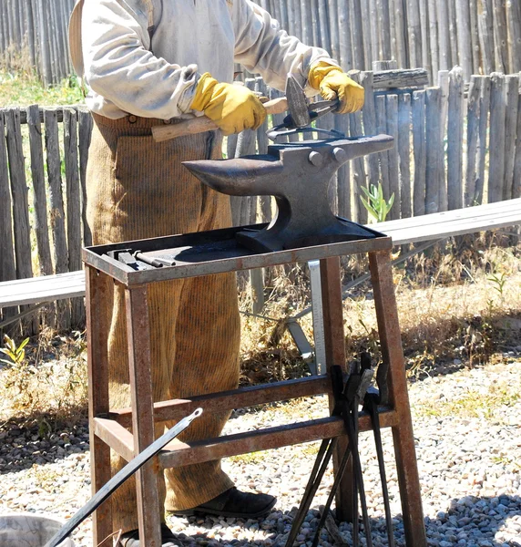 Hufschmied arbeitet. — Stockfoto