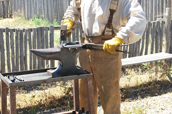 Homme maréchal travaillant . — Photo