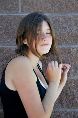 Dışarıdaki kadın güzellik ifadeleri.