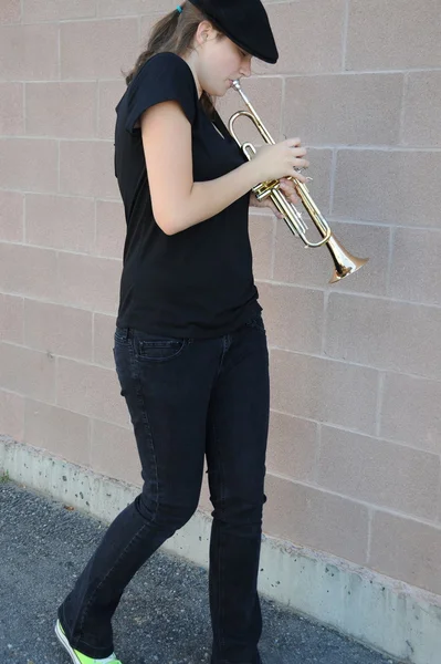 Female jazz trumpet player. — Stock Photo, Image