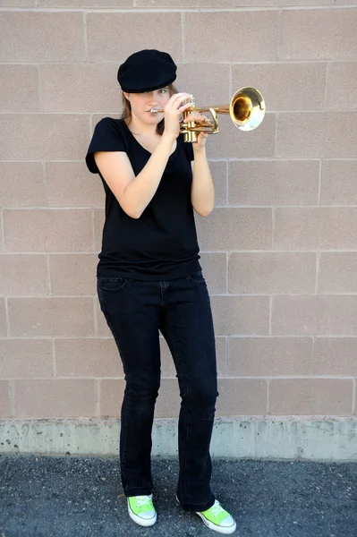 Kadın caz trompet çalıyor. — Stok fotoğraf