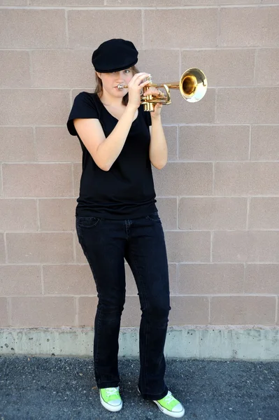 Vrouwelijke jazz-trompettist. — Stockfoto