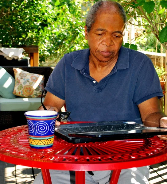 Человек, работающий на ноутбуке. — стоковое фото