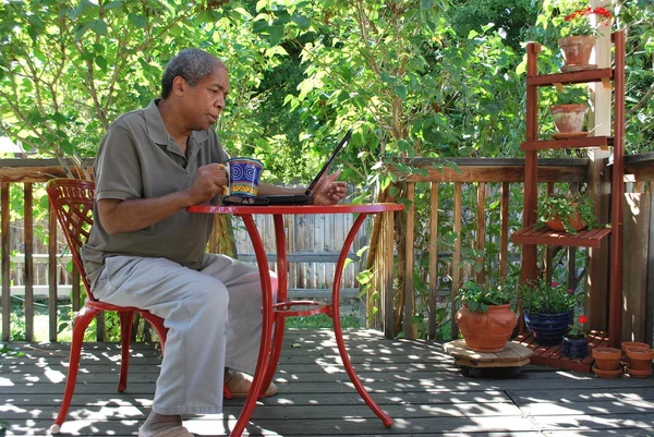 Homem trabalhando no laptop. — Fotografia de Stock