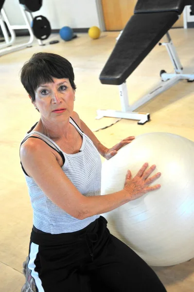 Reif Weiblich Beauty Working Out Auf Ein Yoga Ball — Stockfoto