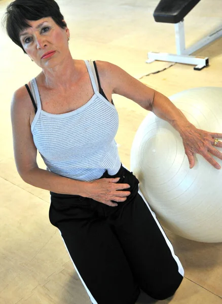 Reif Weiblich Beauty Working Out Auf Ein Yoga Ball — Stockfoto