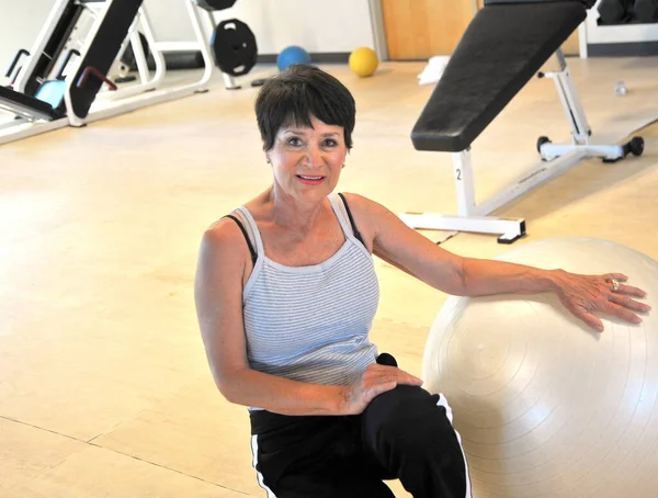 Volwassen Vrouw Schoonheid Uit Werken Een Yoga Bal — Stockfoto