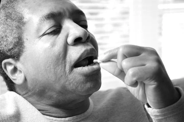 Homme Afro Américain Prenant Ses Médicaments Contre Pression Artérielle Maison — Photo