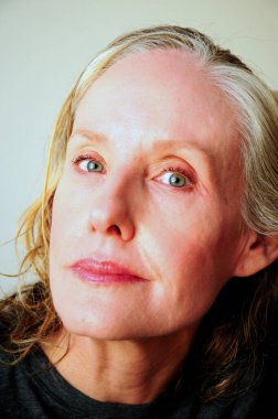 Olgun sarışın kadın model ifadeleri..