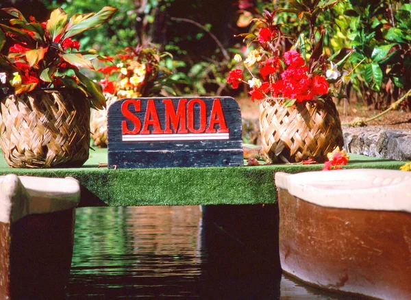 観光客のために屋外に表示されるサモアの標識 — ストック写真