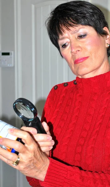 Volwassen Vrouw Schoonheid Lezing Fles Label Thuis — Stockfoto