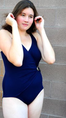 Dışarıdaki duvara mayo giymiş seksi kadın yüz ifadeleri..