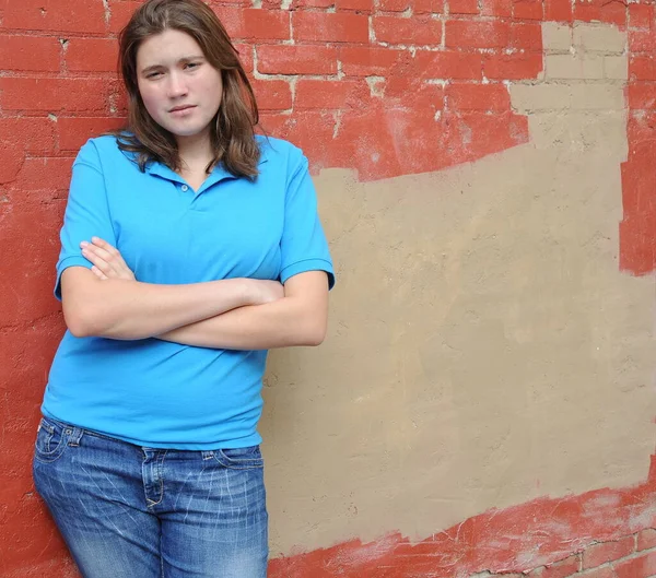 Femme Mannequin Tomboy Expressions Contre Mur Extérieur — Photo