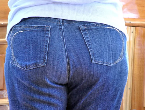 在户外穿蓝色牛仔裤的超重妇女 — 图库照片