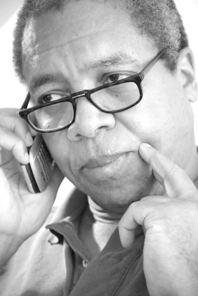 Afro Amerikaanse Man Senior Met Behulp Van Zijn Mobiele Telefoon — Stockfoto