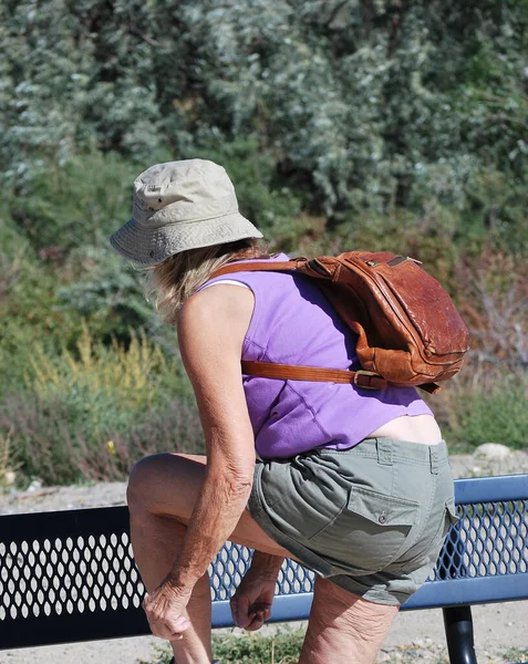 Gammal Kvinnlig Senior Vandrare Uttryck Naturen Utomhus — Stockfoto