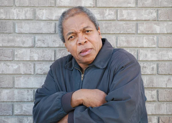 Africano Expressões Masculinas Seniores Americanos Contra Uma Parede Tijolo Livre — Fotografia de Stock