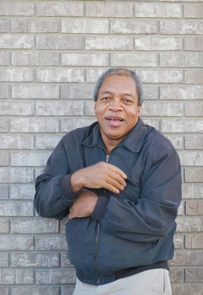 Africano Expressões Masculinas Seniores Americanos Contra Uma Parede Tijolo Livre — Fotografia de Stock