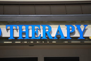 Dışarıda sergilenen bir duvarda terapi kelimesi..