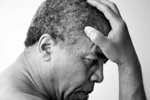 Afrikanska Amerikanska Manliga Seniora Uttryck Ensam Inomhus — Stockfoto