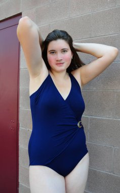 Dışarıda mayo giymiş seksi bir manken..