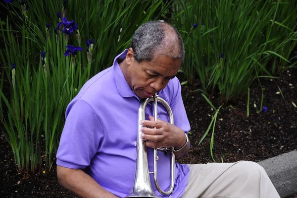 Afrikansk Amerikansk Jazzmusiker Med Sitt Flugelhorn Utanför — Stockfoto