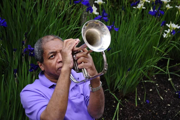 Músico Jazz Afroamericano Con Flugelhorn Afuera —  Fotos de Stock