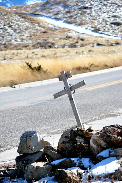 公路交叉标志 在外面的冬雪中 一个酒后驾车超速行驶的司机杀死了许多人 — 图库照片