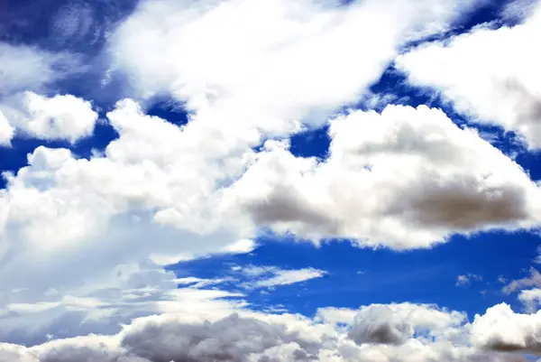 Flauschige Wolkenbildung Hoch Himmel — Stockfoto