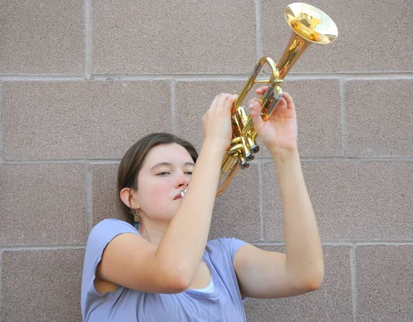 女性ジャズトランペット演奏吹いて彼女の真鍮ホーン屋外 — ストック写真