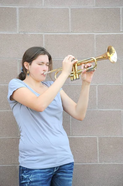 Female Jazz Trumpet Performer Blowing Her Brass Horn Outdoors — Stock fotografie