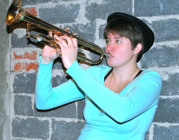 Kvinnlig Jazzmusiker Blåser Sin Trumpet Studio Källaren Inomhus — Stockfoto