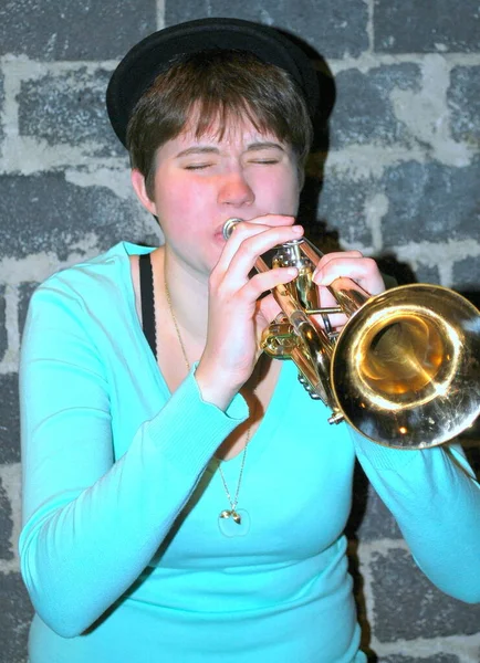 Female Jazz Musician Blowing Her Trumpet Studio Basement Indoors — Stock Photo, Image