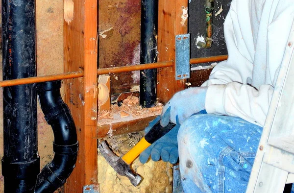 Trabalhador Masculino Reparando Tubo Água Quebrado Dentro Uma Casa — Fotografia de Stock